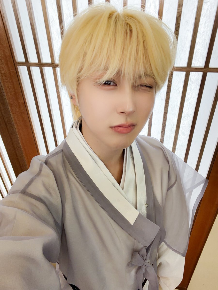 official_ONEWE's tweet photo. [#기욱]

즐거운 명절 보내고 와 위브 💙
맛있는 거 많이 먹구!!!

#원위 #ONEWE #GIUK https://t.co/hhnYw6iznA