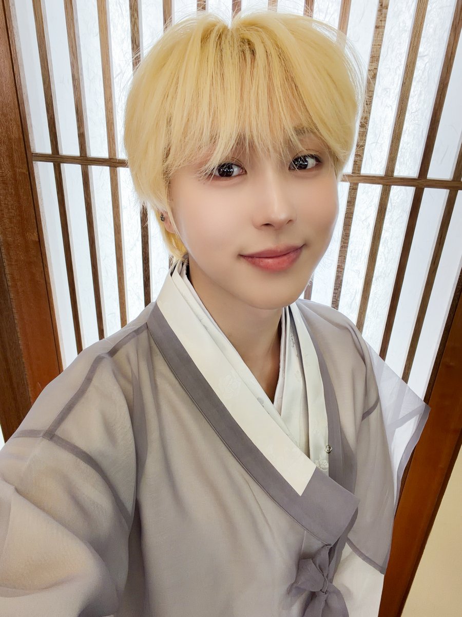 [#기욱]

즐거운 명절 보내고 와 위브 💙
맛있는 거 많이 먹구!!!

#원위 #ONEWE #GIUK