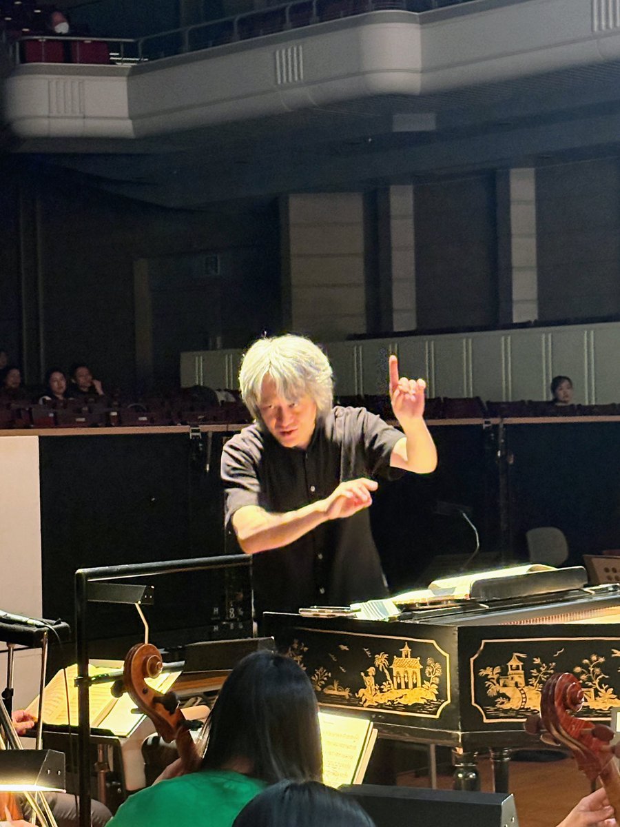 bach_collegium's tweet photo. /／
✦･･┈┈┈┈
Bunkamura Produce 2026  高砂熱学 Presents
鈴木優人＆バッハ・コレギウム・ジャパン✕隈研吾
モーツァルト：オペラ《フィガロの結婚》🎭
┈┈┈┈･･✦
\＼

稽古が進み、作品の輪郭がより一層浮かび上がってきました❗

細部まで丁寧に磨き上げられ、舞台はさらに濃密な空気に包まれています🌟
初日【2月19日】まであとわずか。

どうぞご期待ください✨

そして本日は、BCJ音楽監督の鈴木雅明夫妻も応援に駆け付けました。

【公演情報・４公演】
🗓️2026/2/19（木）16:00開演（チケット残席わずか！）
🗓️2026/2/20（金）16:00開演（チケット残席わずか！）
🗓️2026/2/22（日）14:00開演
🗓️2026/2/23（月・祝）14:00開演
📍  めぐろパーシモンホール 大ホール

【クリエイティブ・チーム】
指揮：鈴木優人
演出：飯塚励生
美術：隈 研吾
衣裳：丸山敬太

【出演】
アルマヴィーヴァ伯爵（バリトン）：ダニエル・グートマン
伯爵夫人（ソプラノ）：森 麻季
フィガロ（バリトン）：大西宇宙
スザンナ（ソプラノ）：ジュディト・ファー
ケルビーノ（メゾ・ソプラノ）：オリヴィア・フェアミューレン
マルチェリーナ（メゾ・ソプラノ）：藤井麻美
ドン・バルトロ（バス）：氷見健一郎
ドン・バジリオ／ドン・クルツィオ（テノール）：新堂由暁
アントーニオ（バス）：渡辺祐介
バルバリーナ（ソプラノ）：安川みく
合唱・管弦楽：バッハ・コレギウム・ジャパン

🎫チケット
S¥29,000　A¥24,000　B¥19,000　C¥16,000（税込）
サイドビューシート（特別企画券／1階LB・RBバルコニー前方）：¥25,000（税込）
🔗https://t.co/fyfolw6f4M

#バッハ・コレギウム・ジャパン
#鈴木優人
#Bunkamura