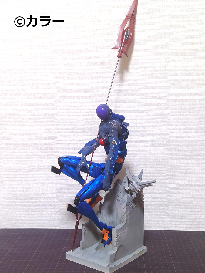 #エヴァフェス　#ファンズマーケット　二日目（2/22）のみの参加ですが、よろしくお願いします。「月の巨人」ということで、起動直後のMark_06をイメージしました。月面の崖に腰掛けているわけではなく、浮いてます。片足だけ台座にはめ込んだ構成です。
※レジンキャストキットはございません。