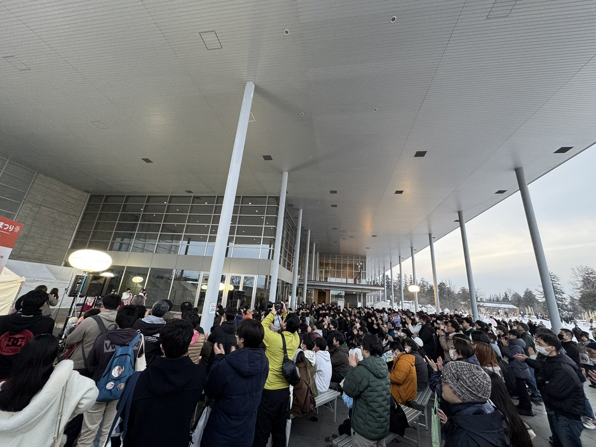 onsen_musume_jp's tweet photo. 本日開催
山形県米沢市の「上杉雪灯篭まつり」のステージイベント・点灯式に温泉むすめ、参加してきました！

たくさんの方にお集まりありがとうございました♨️

歴史ある街の祭事に参加させていただき大変光栄な機会でした。
みなさまもぜひ米沢や小野川温泉にお立ち寄りくださいね✨

◆出演者
村上奈津実（小野川小町 役/おしょうしな観光大使）
青木陽菜（玉名満美 役）
立石 凛（別所愛染 役）
大西亜玖璃（輪島かさね 役）

#温むす小野川2026 
#温泉むすめ
#小野川温泉