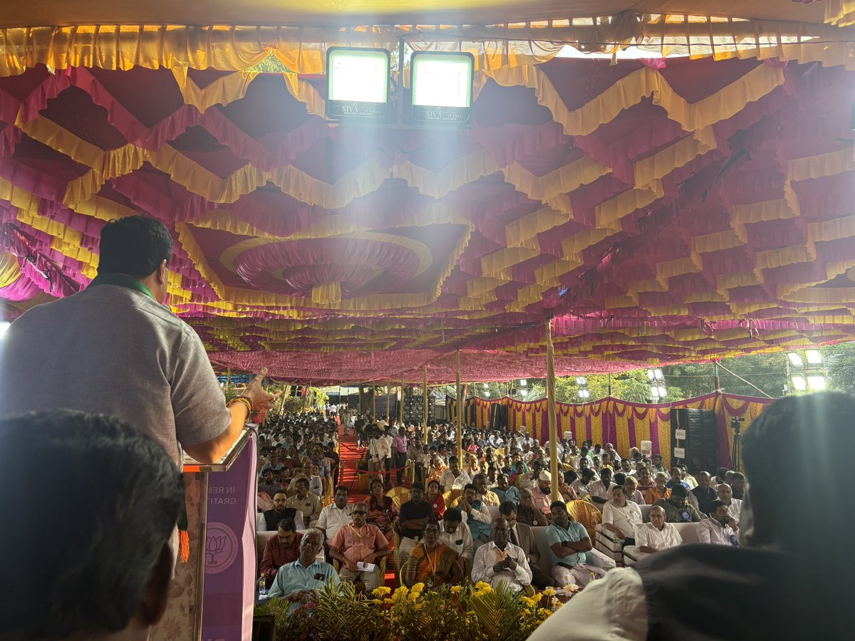 jaggu916's tweet photo. In the land of Lord Ranganatha with @ARanganathan72 Ji. Presented my Book #OperationPhoenix during Professional Connect @TNBJPProfCell https://t.co/GaMPKXqScv