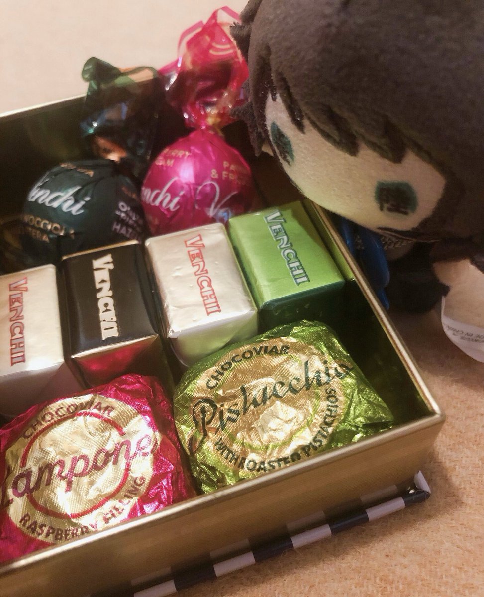 夫からのバレンタインギフトがvenchiでハピ♪ 
パケかわいいしチョコビア大好き〜
獪岳も興味津々だ。確実に食おうとしてる

ところで獪岳はバレンタインギフトをいくつ貰えるのかなぁ。トラック数台分なんてちまちましたことはやめてクルーズ船を用意しようか
女性からの愛をクルーズ船に乗せる男....