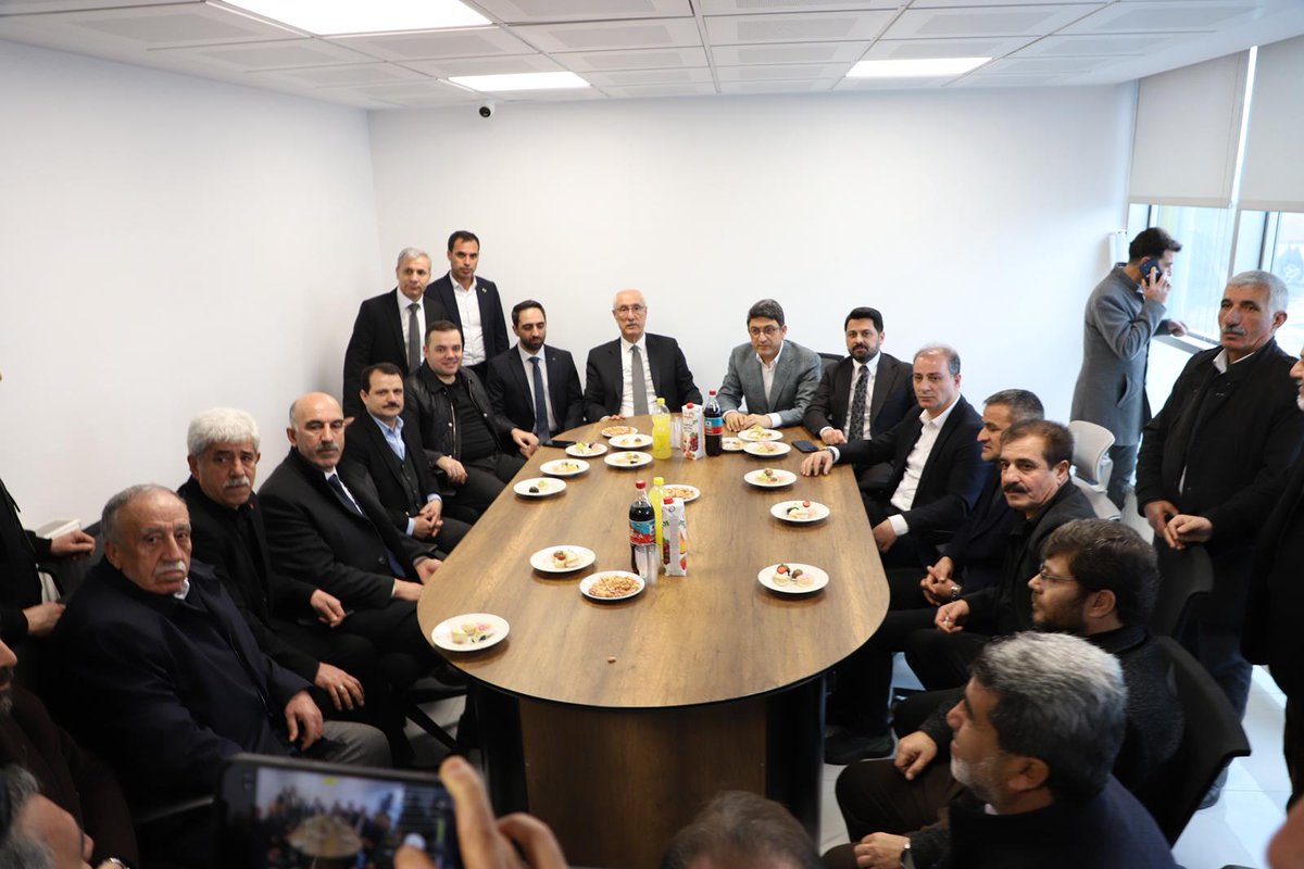 📍 Bingöl | Deva Ağız ve Diş Sağlığı Polikliniği 

Milletvekilimiz Sayın Feyzi Berdibek ve heyetimizle birlikte, İl Başkan Yardımcımız Dt. Mehmet Şiyar Yalçın’ın açılışını gerçekleştireceği yeni kliniğini ziyaret ederek incelemelerde bulunduk, hayırlı olsun dileklerimizi ilettik.