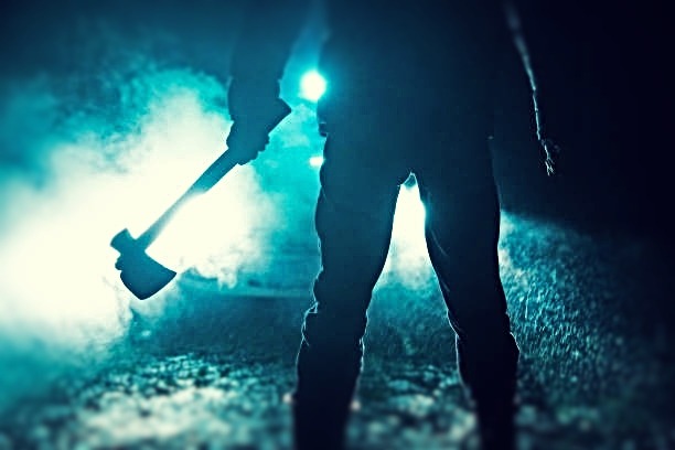 LetrasMacabras's tweet image. "Otro día de San Valentín más, una nueva ocasión para boicotear esa farsa que llaman, amor y amistad. Como siempre desde muy temprano afilo mi hacha, seguro más tarde me tropiezo con alguna pareja de enamorados, lástima, su idilio se verá afectado, ellos morirán en mis manos..."