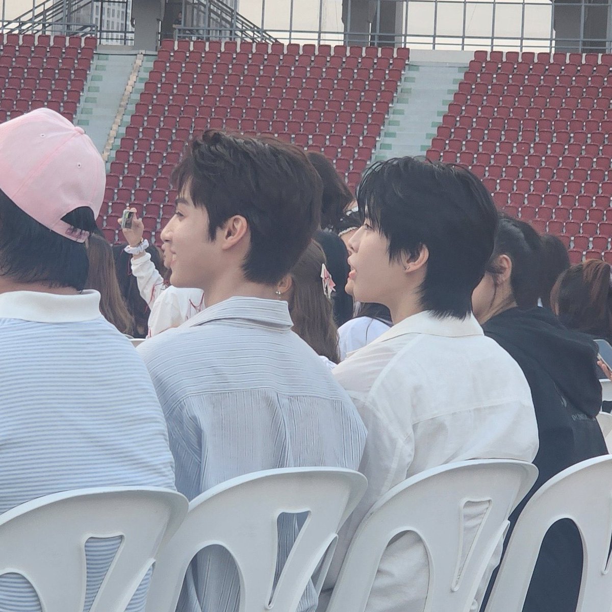 โกรธกว่าการที่น้องไม่ได้มา คือเอาน้องมาแต่ให้น้องนั่งข้างล่าง ทั้งๆที่น้องควรอยู่บนเวที อิเอสเอ็มส้นตีนมาก ทำอุ฿อะไรอีก ละไหนจะปีโป้อีก คือตอนนี้น้องยังอยู่ในปจ.ไหม ทำไมถึงได้มาแบบไม่ออฟฟิเชียลแบบนี้ 😭😭

#CHARLIEMULLIS #CHARLIE #찰리 #SMTR25