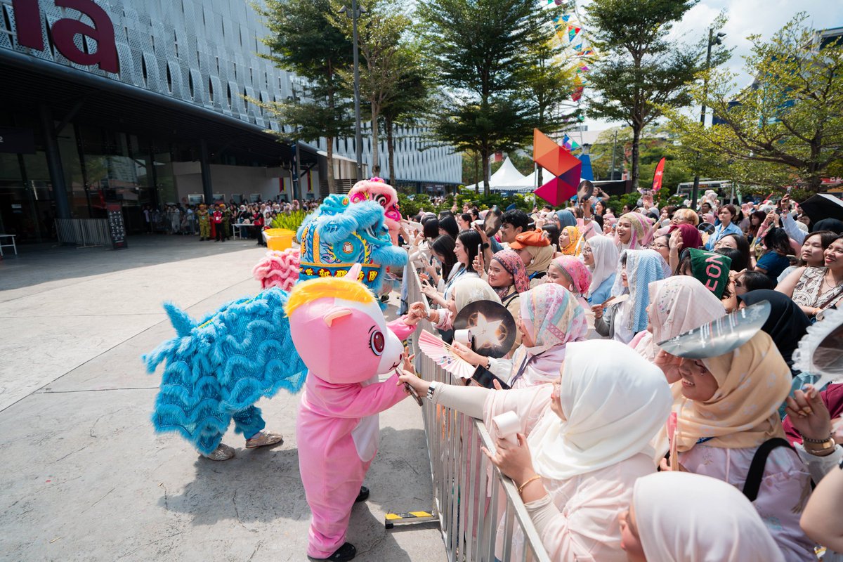 txtdom's tweet photo. Malaysian moas really showed how to welcome txt in their country! I just know txt will go there again!! They were truly the best!! https://t.co/HLPdkL60mx