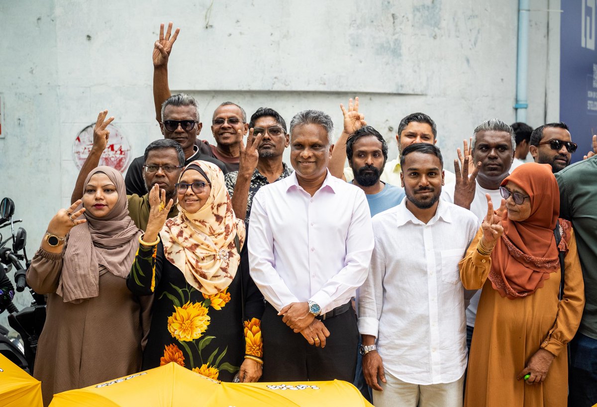 ލޯކަލް ކައުންސިލް އިންތިހާބުގައި މައްޗަންގޯޅި ދެކުނު ދާއިރާއަށް އެމްޑީޕީ ޓިކެޓުގައި ވާދަކުރައްވާ ކެންޑިޑޭޓުން ދޮރުން ދޮރަށް ހިނގުމުގެ ހަރަކާތުގެ ތެރެއިން. 
#VoteMDP #EmmengeVoteThilafathah

<a href="/adamazim/">Adam Azim, Mayor of Male’ City</a> <a href="/FarhanShafeeu/">Farhan</a>