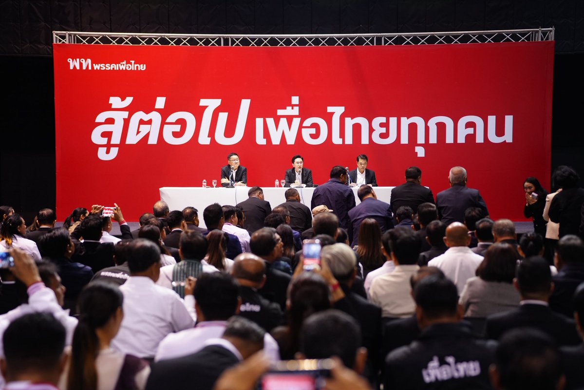 สำหรับพี่หมอ 
ถือว่าเป็นคนที่อยู่กับพรรค
มาตั้งแต่ #พรรคไทยรักไทย
บอกได้เลยว่า 
อันดับหนึ่งในใจ 
ของการไปเป็นรัฐบาล
ทุกสมัยที่เราไปทำงาน
คือ ต้องการทำนโยบาย
ให้กับพี่น้อง ประชาชน
และ ผ่านมาถึง 20 ปี
ก็นโยบายที่เราทำนั่นละ
ที่อยู่เคียงข้างให้ทุก
ครอบครัวที่ไม่เข้าถึงสิทธิใดๆ