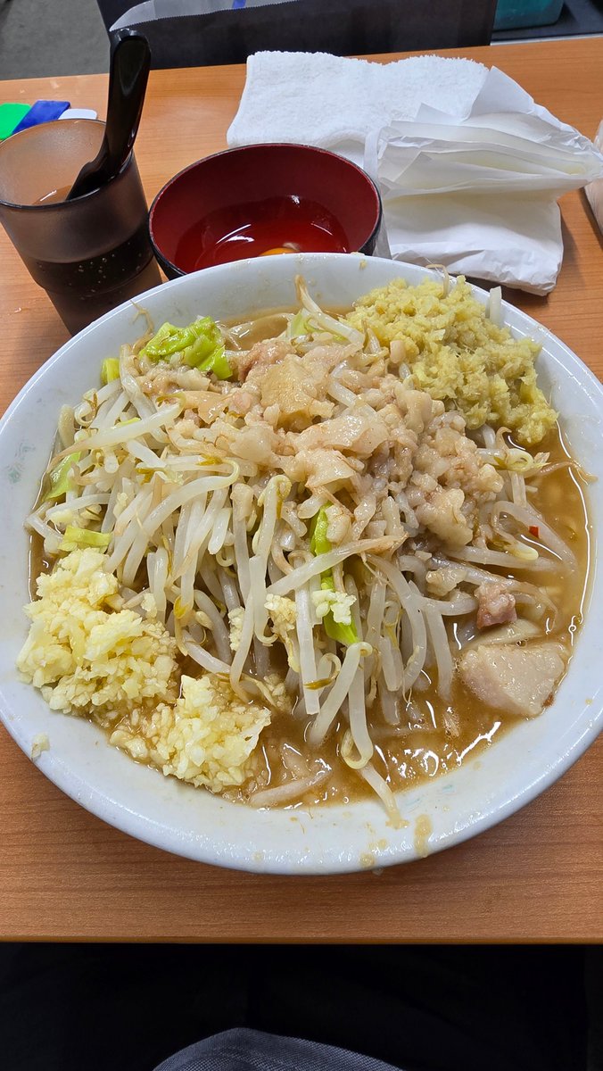 shape99999's tweet photo. ラーメン二郎仙台２店　仙台市青葉区一番町
小ラーメン(少３カタ)YsNA920+生卵50生姜50
初の仙台。友人曰く全二郎で１番うまいらしくハードルが上がりまくっていたがゆうに超えてきた。ド乳化スープ最高。このためだけに仙台行っていいレベル。券売機クセ強め。次は汁なしとキムチいきたい。 https://t.co/7KewNLcod2