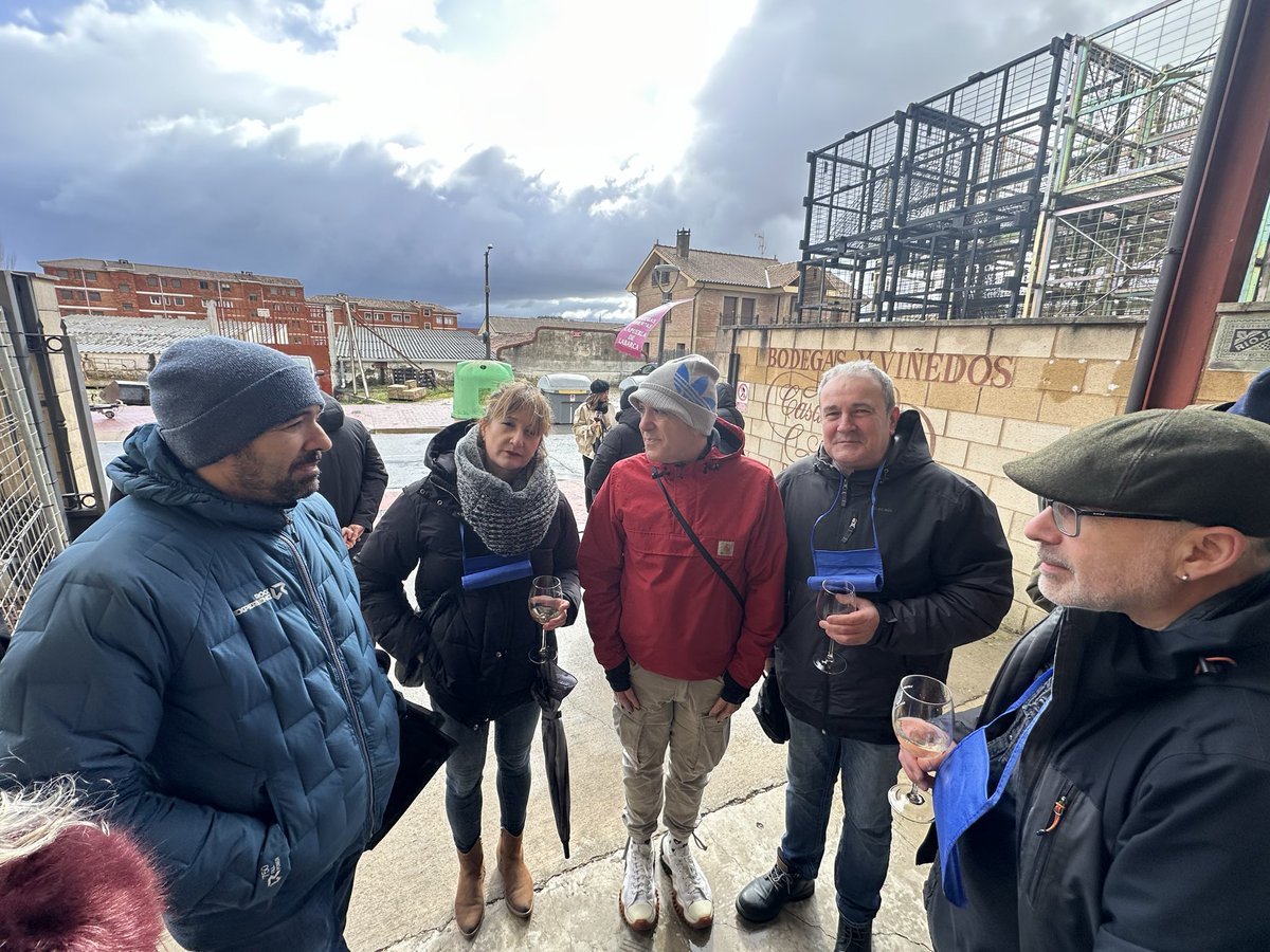 Hoy, junto a los compañeros del <a href="/psealava/">PSE-EE Álava</a> , hemos disfrutado en Lapuebla de Labarca del #UztaberriEguna2026. Tradición, buen ambiente y orgullo de pueblo. ¡Gracias por hacerlo posible! 🌿🎉