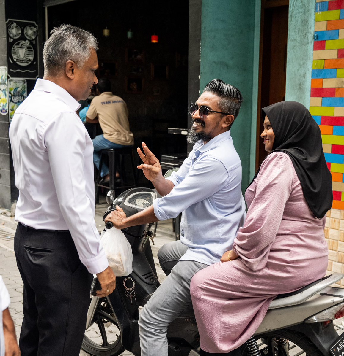 ލޯކަލް ކައުންސިލް އިންތިހާބުގައި މައްޗަންގޯޅި ދެކުނު ދާއިރާއަށް އެމްޑީޕީ ޓިކެޓުގައި ވާދަކުރައްވާ ކެންޑިޑޭޓުން ދޮރުން ދޮރަށް ހިނގުމުގެ ހަރަކާތުގެ ތެރެއިން. 
#VoteMDP #EmmengeVoteThilafathah

<a href="/adamazim/">Adam Azim, Mayor of Male’ City</a> <a href="/FarhanShafeeu/">Farhan</a>