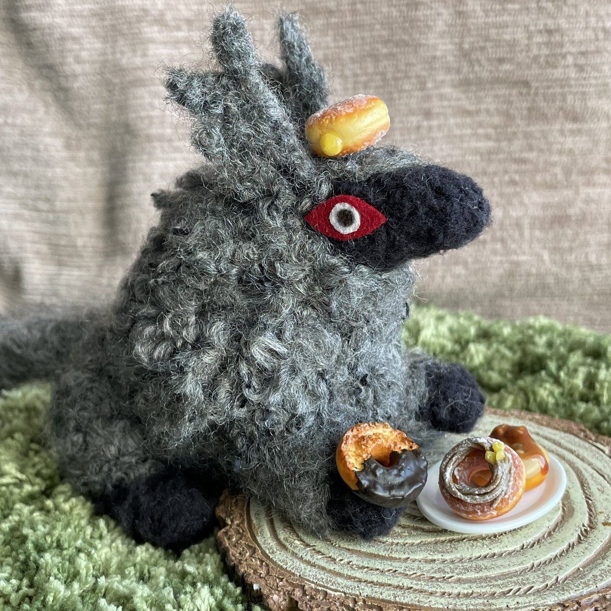 本日の工作　創作キャラクターのふわふわオブジェを作りました🧶