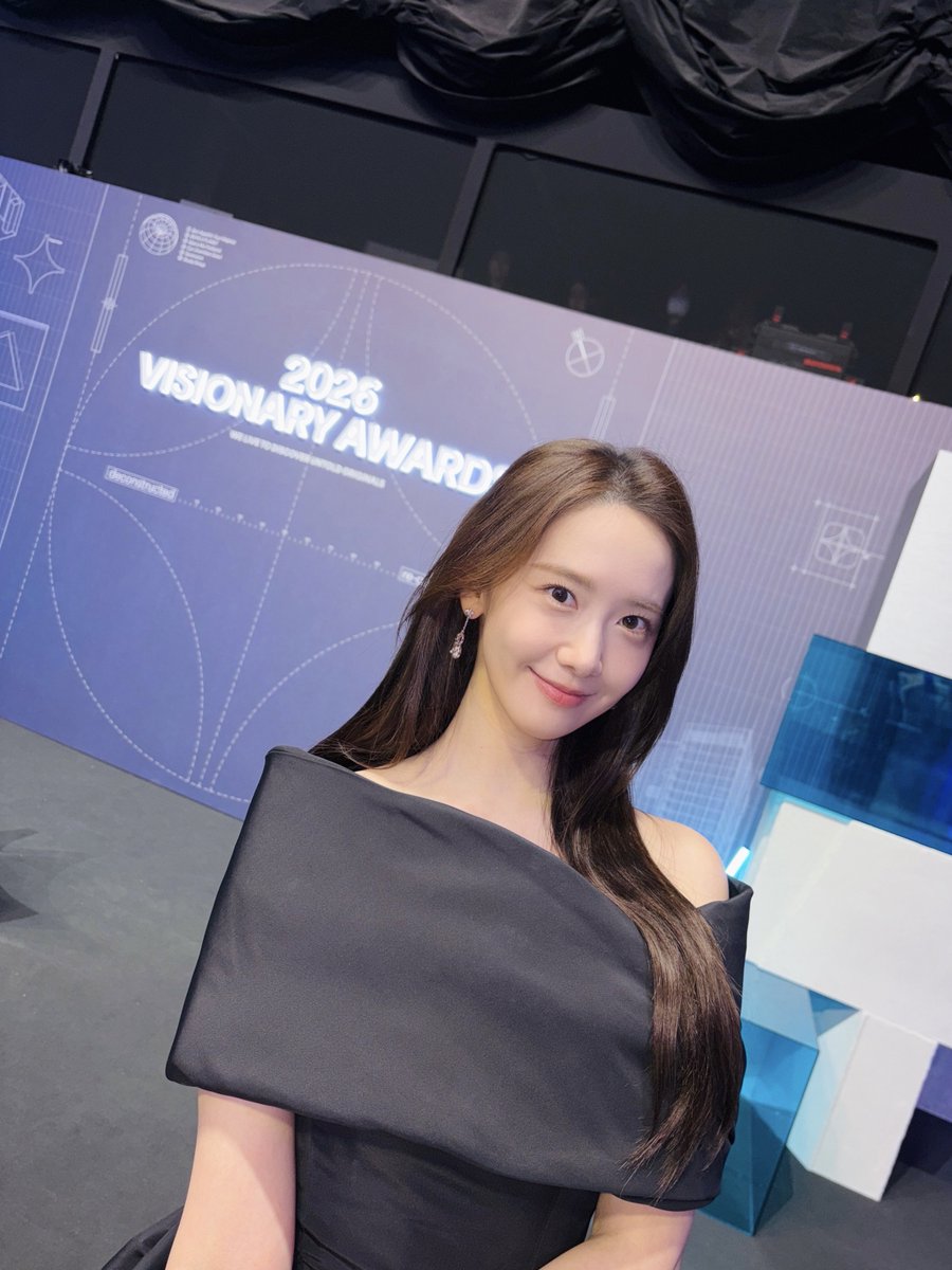 YoonA 🦌💌

“Instead of chocolate, I wanted to at least send you a photo, but the only recent photo I have is this one🍫”
*Sent a pic*
“Without realising, Lunar New Year is coming up!! How’s your New Year going?”