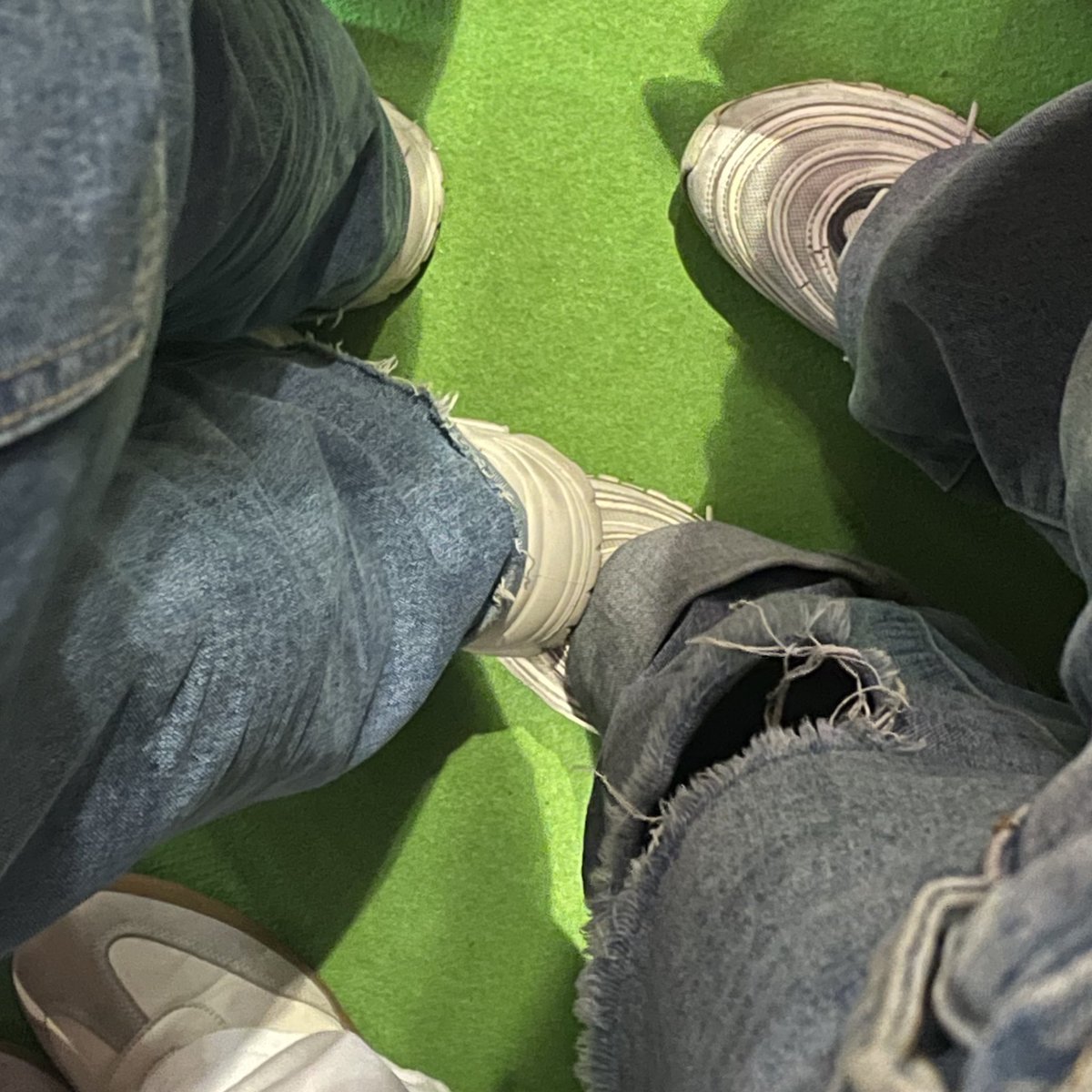 เชื่อป่ะว่าโดนเหยียบตั้งแต่เริ่มจนครึ่งงานอะ ตอนแรกก็เข้าใจว่าคงไม่ได้ตั้งใจหรือไม่รู้ตัวไม่รู้ว่าเหยียบอยู่ นี่ก็ถอยออกมาให้รู้ว่าเออเหยียบเท้าอยู่นะ แล้วเป็นอย่างนี้อยู่ 2-3 รอบอะ จะถอยข้างหลังก็ติด จนถอยมาเหยียบอีกรอบถึงสะกิดว่าเหยียบเท้าค่ะ เขาก็หันมาอ๋อค่ะ ขอโทษไม่มีสักคำ