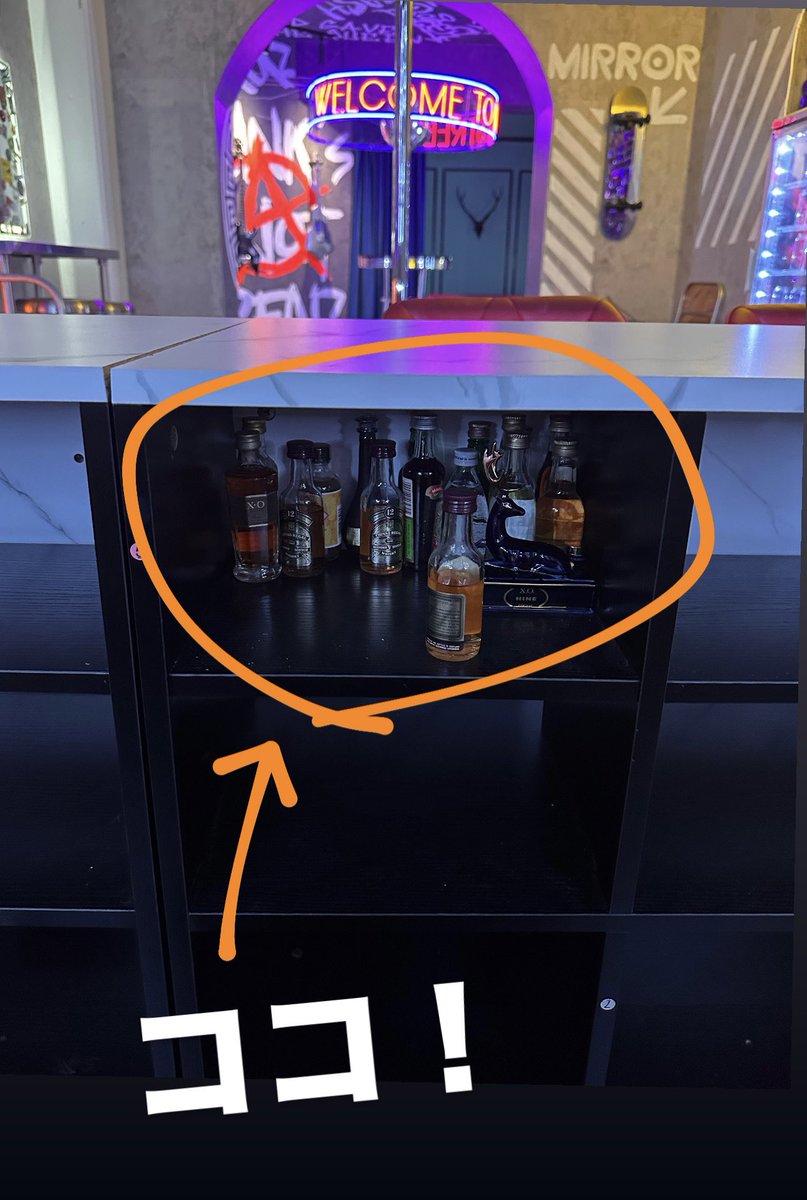 ぬいやミニドール用にBARブースにミニチュアボトルご用意致しました🍾✨

今後、食品サンプル等を追加した際はこの場所に収納させて頂きます🍹🍔🌮🍕