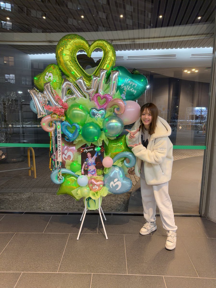 名古屋夜大会やって、
明日大阪大会とイベント。

家帰ったら終電とかで家着いて
朝４時半起きでしょ？

なぜ私はホテル泊まりを選択しなかったのか、、、。
数日前の自分を責めたい。

現在電車は遅延中。
まずは無事に新幹線乗れるのか。。

お誕生日フラスタありがとう🤍