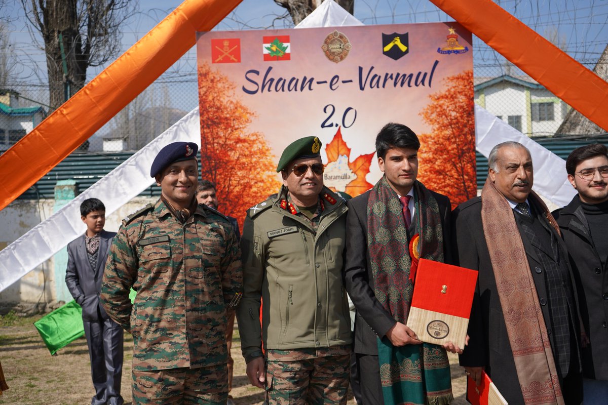 GOC dagger Division felicitated the deserving nominees of Baramulla who contributed selflessly in uplifting the name of Baramulla
#ShaanEVarmul2.0 #Baramulla
<a href="/ChinarcorpsIA/">Chinar Corps🍁 - Indian Army</a> 
<a href="/adgpi/">ADG PI - INDIAN ARMY</a> 
<a href="/chinaryuva/">Chinar Yuva</a>