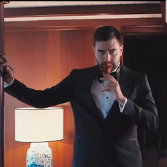 leylakmazi's tweet photo. 14 Şubat Sevgililer günü 🌹🌹(GülKoklayan) #ÇağlarErtuğrul @CaglarErtugrul  #valantineday #valantinesday https://t.co/9Wp3HR8pZx