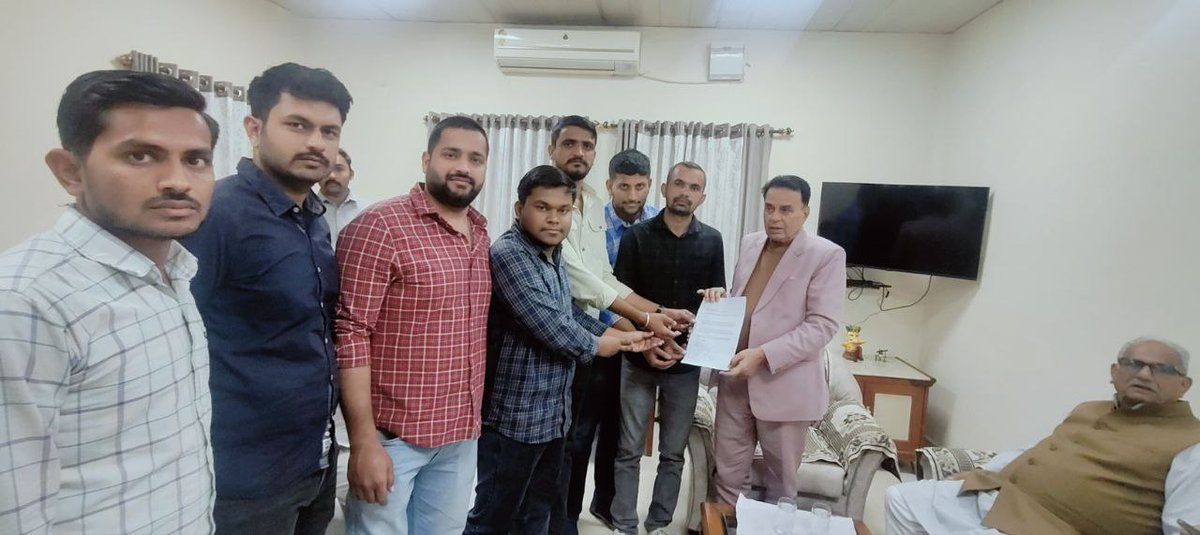 Rohit_Malav_'s tweet photo. आज पटवार साथियो ने ज्वाइनिंग के मुद्दे को लेकर जोगाराम जी पटेल को ज्ञापन सौंपा तथा निवेदन किया कि हमको अतिशीघ्र नियुक्ति प्रदान करे
@ashokshera94 
@educationnagari 
@Radhemahwa 
@sharatjpr 
@dineshbohrabmr 
@SantoshBishnoi_ 
@News18Rajasthan @RajCMO @pantlp @8PMnoCM @JATbera1 https://t.co/CTMcJBiOZw
