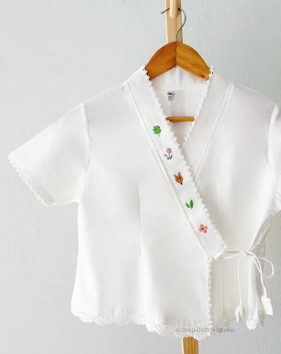 dropdrizzle_stu's tweet image. ขอฝากเสื้อพื้นเมืองเชียงใหม่ ตัดเย็บโดยคนไทย และปักมือ 100% จากเราเองค่ะ 🪡🧵 

ฝากเอ็นดูหน่อยนะคะ 🌷