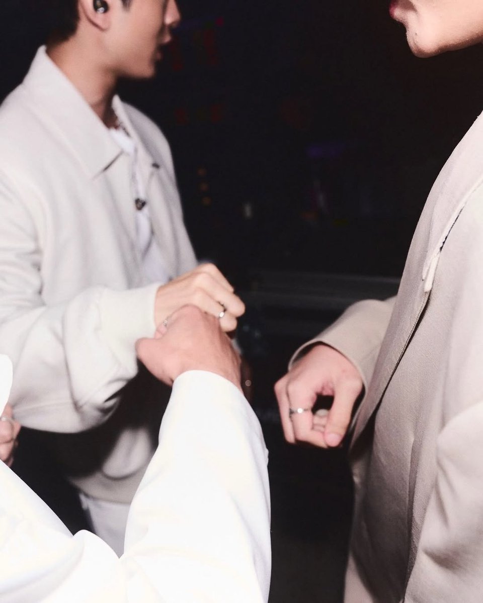 UNITY —
Love behind the scene  Different minds. 
Different roles. Moving at the same pace. No need to say much. 

©️®️4nologue 

 #4NOLOGUE #ForPeopleForCulture
#4NOLOGUELoveBehindTheScene 
#Mabelz_PiXXiE #PiXXiE 
#XXSIVK #PorscheSivakorn