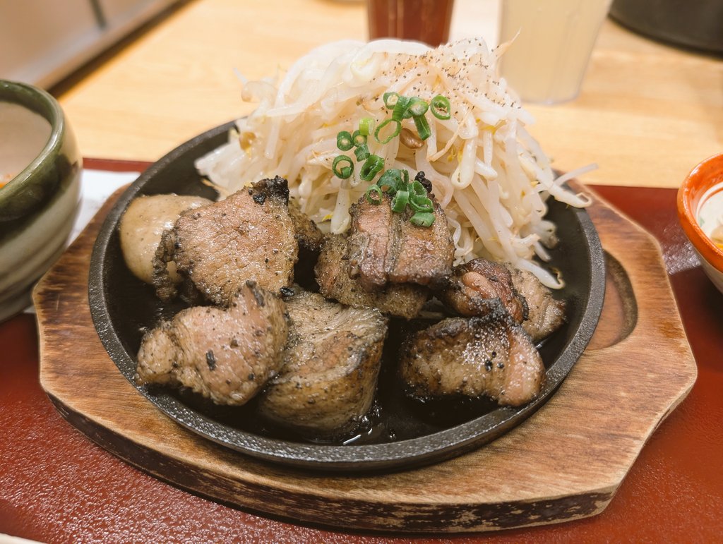 ryota2's tweet photo. サ飯は今回も豚サイコロステーキ
ジューシーでとても美味しい😋
九州 筑豊ラーメン #山小屋 ふじ湯の里店 https://t.co/8V3hDk3vGa