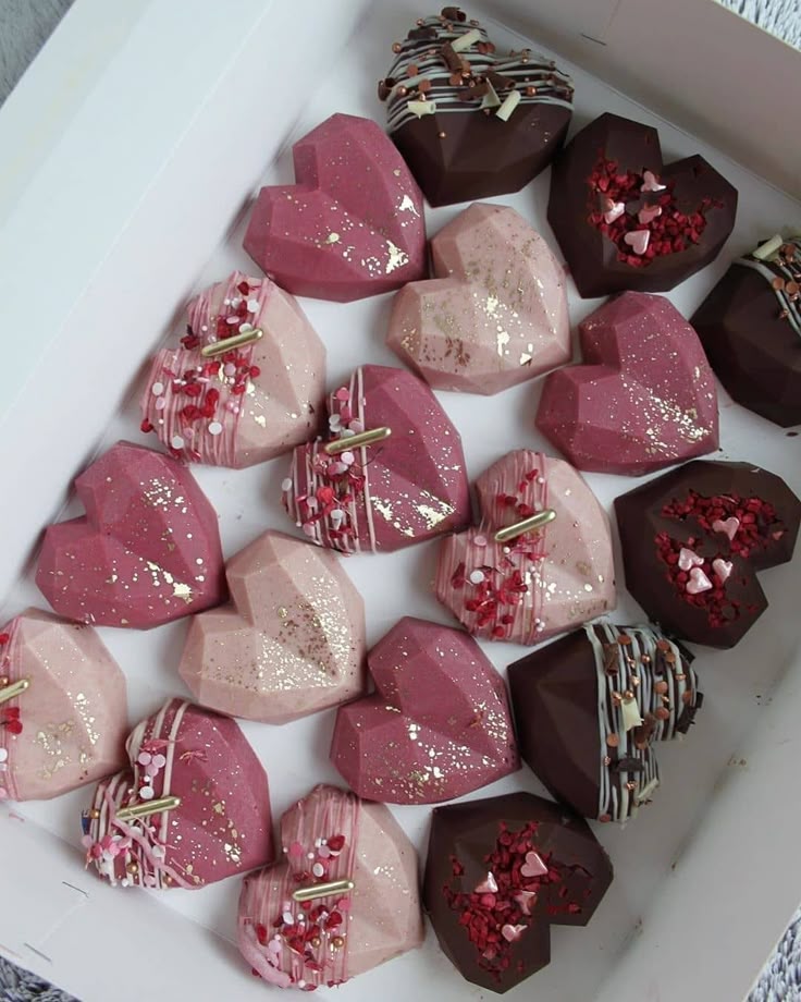 HEARTOFKNAVE's tweet photo. Rumah  kami  baru  saja  selesai  membuat  banyak  coklat.  Ambillah  jika  kau  mau.  Ah,  yang  coklat  tidak  terlalu  manis,  jika  kau  lebih  suka. https://t.co/oqQUMWWN4T