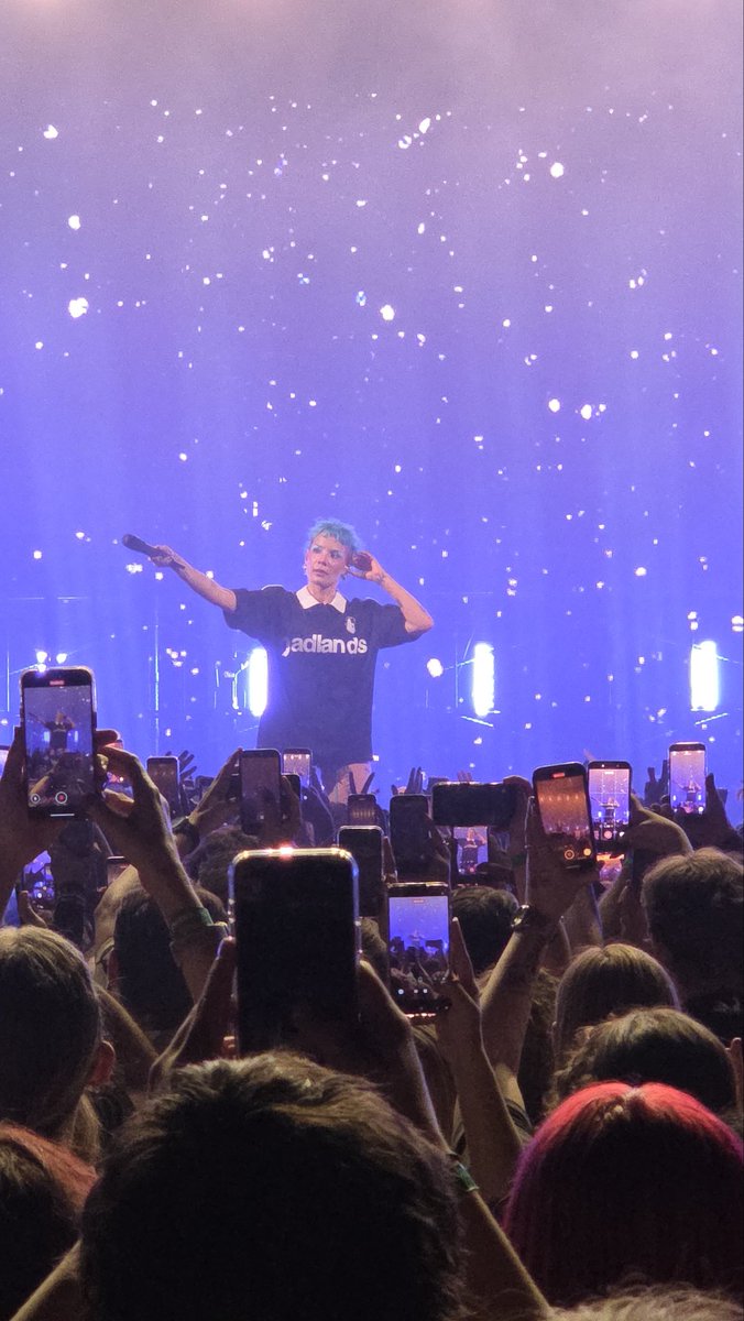 eljay_xo's tweet photo. Halsey was insane 🔥 https://t.co/Vsb7trSHkW
