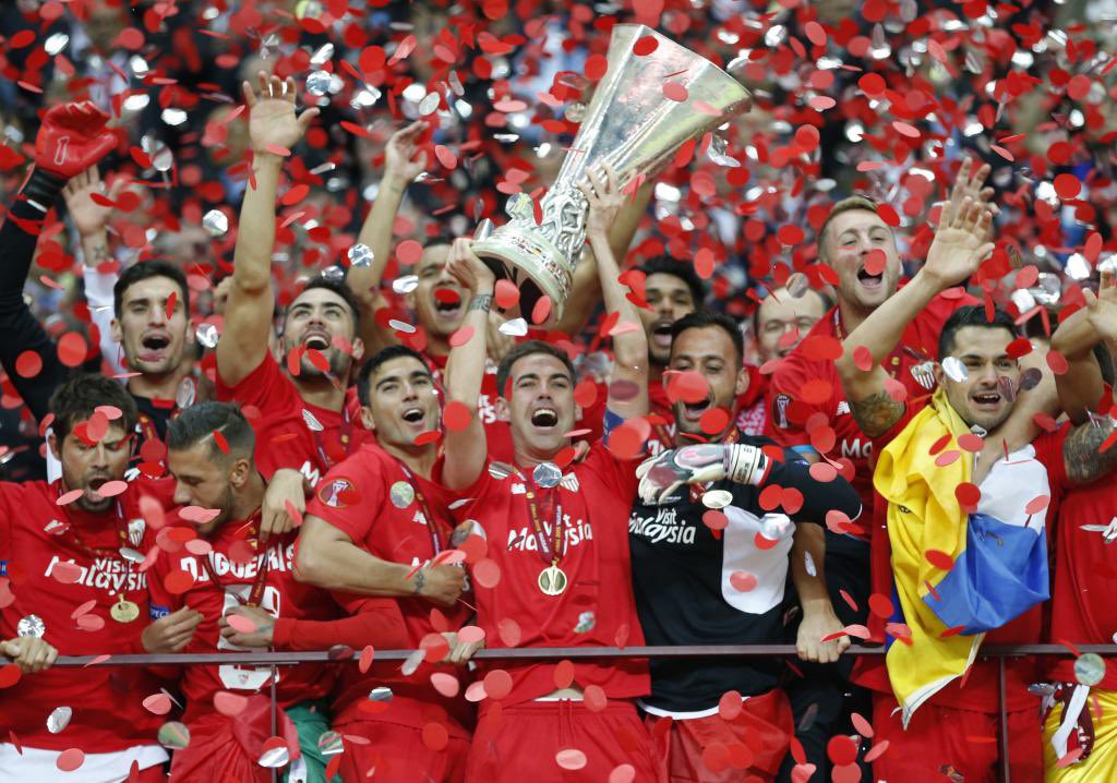 jgonzalezsvq's tweet photo. Feliz Día de San Valentín, al amor de mi vida. Te quiero Sevilla FC ❤️🤍 https://t.co/M4g6XHICZK