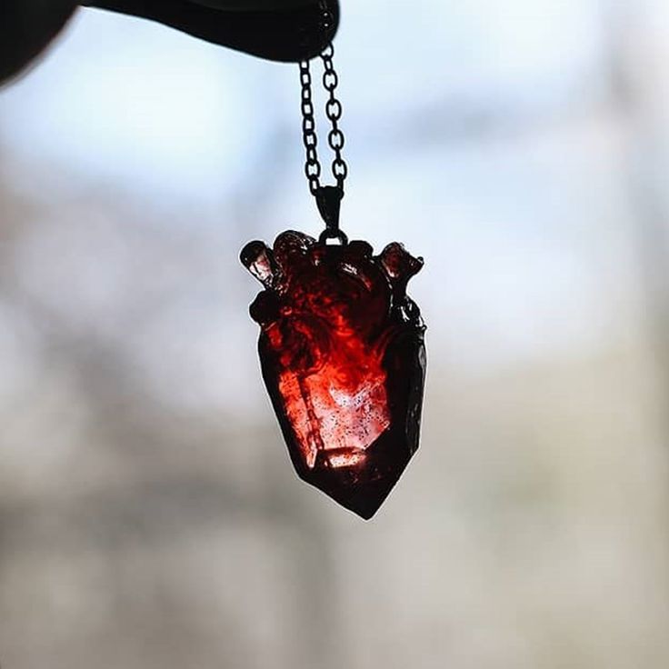 ⠀
 ⠀
 ⠀         ` หึ .. ข้าค่อยอธิบายให้

⠀⠀⠀◤ จอมเวทย์จอดจ้องเรือนร่างเบื้องหน้าด้วยสายตาที่ลุ่มลึกยากจะหยั่งถึง ก่อนจะวาดหัตถ์ออกไปในอากาศอย่างเชื่องช้า 
พลันกลุ่มก้อนไอเวทย์สีนิลกาฬก็ควบแน่นจนกลายเป็นผลึกหัวใจมนตร์ดำอันน่าหลงใหล

 ⠀   ⠀  ` แด่เจ้า .. แก้วตา
 ⠀
 ⠀