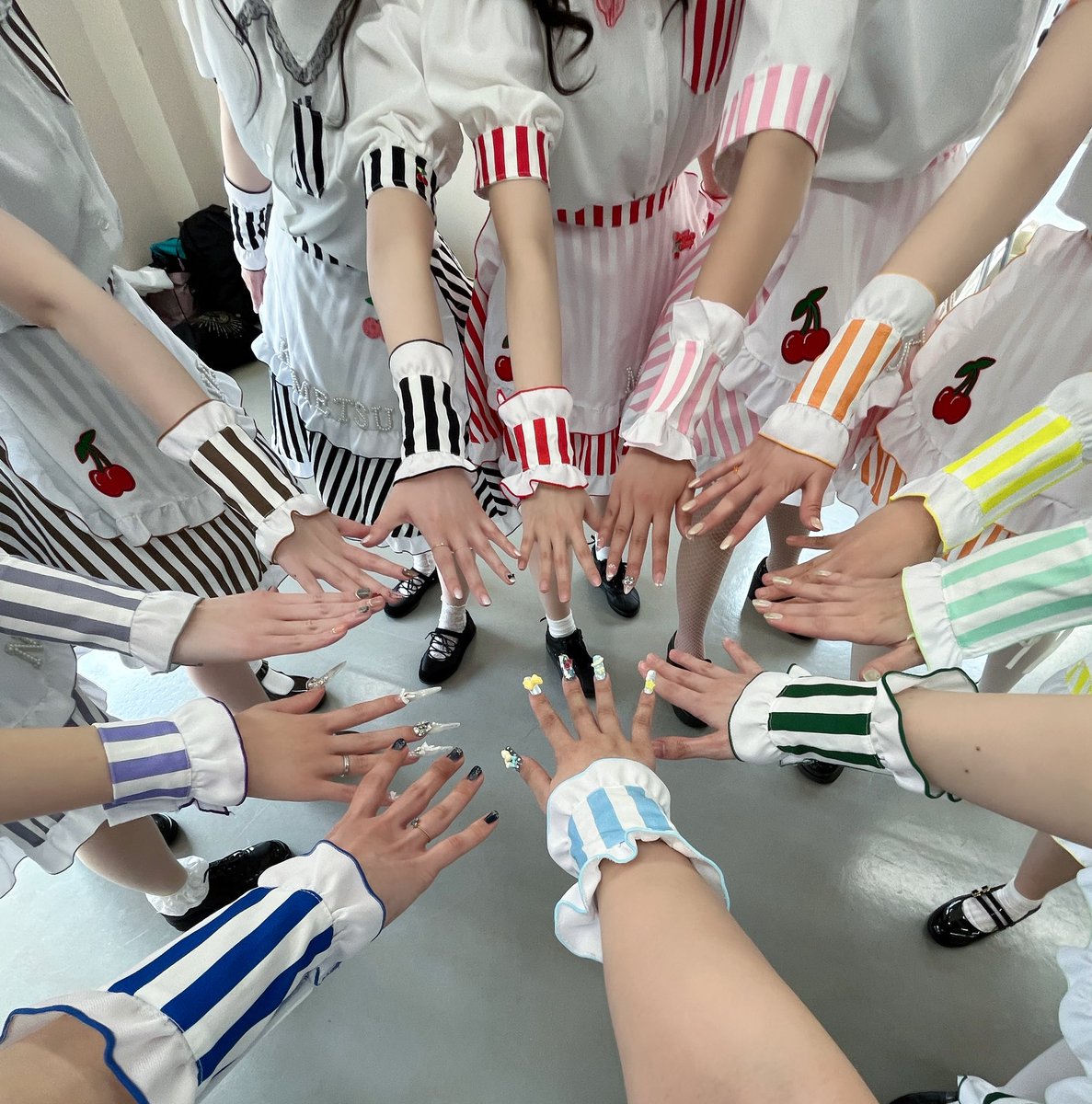 komekosanteam's tweet photo. CherryTeの衣装をデザイン、製作させて頂きました！
DINER CherryTeの制服です🍒♡

メンバーカラーのストライプ柄布をベースに、髪飾りやワッペンで個性を出しました！
全員で100m分作ったメンカラ巻ロックのフリルにもぜひ注目してみてください👀

https://t.co/IBo2Cau42l https://t.co/hLuS5gZwls