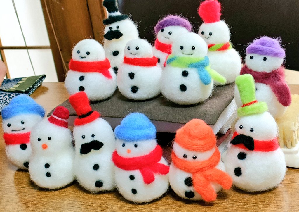 UMA200589's tweet photo. 2026年2月12日
今年に入って初めてのワークショップ「雪だるま人形を作ろう」の写真。
栗林コミュニティの皆様、開催して頂きありがとうございました！
大人数でやるのは楽しい！
＃羊毛フェルト
＃ワークショップ https://t.co/V6ZW6Nkms2