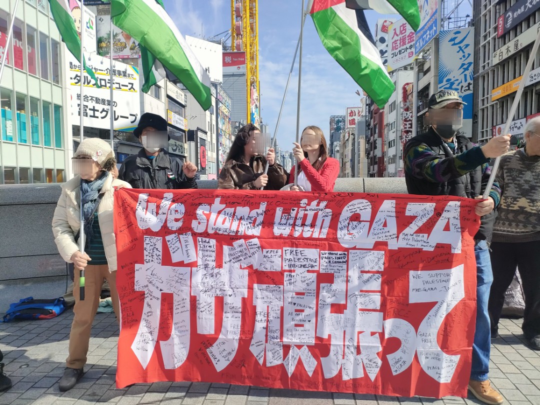 2/14（土曜日）🇵🇸🍉
12:00〜始まった、えびす橋パレスチナ支援のスタンデングに
二組のイスラエル人旅行者が
怒りをあらわに抗議をしてきたが大きな問題にならなかったが、参加者が10人を切ると向って来る😥イスラエル人も抜け目がない🤨🤔😅