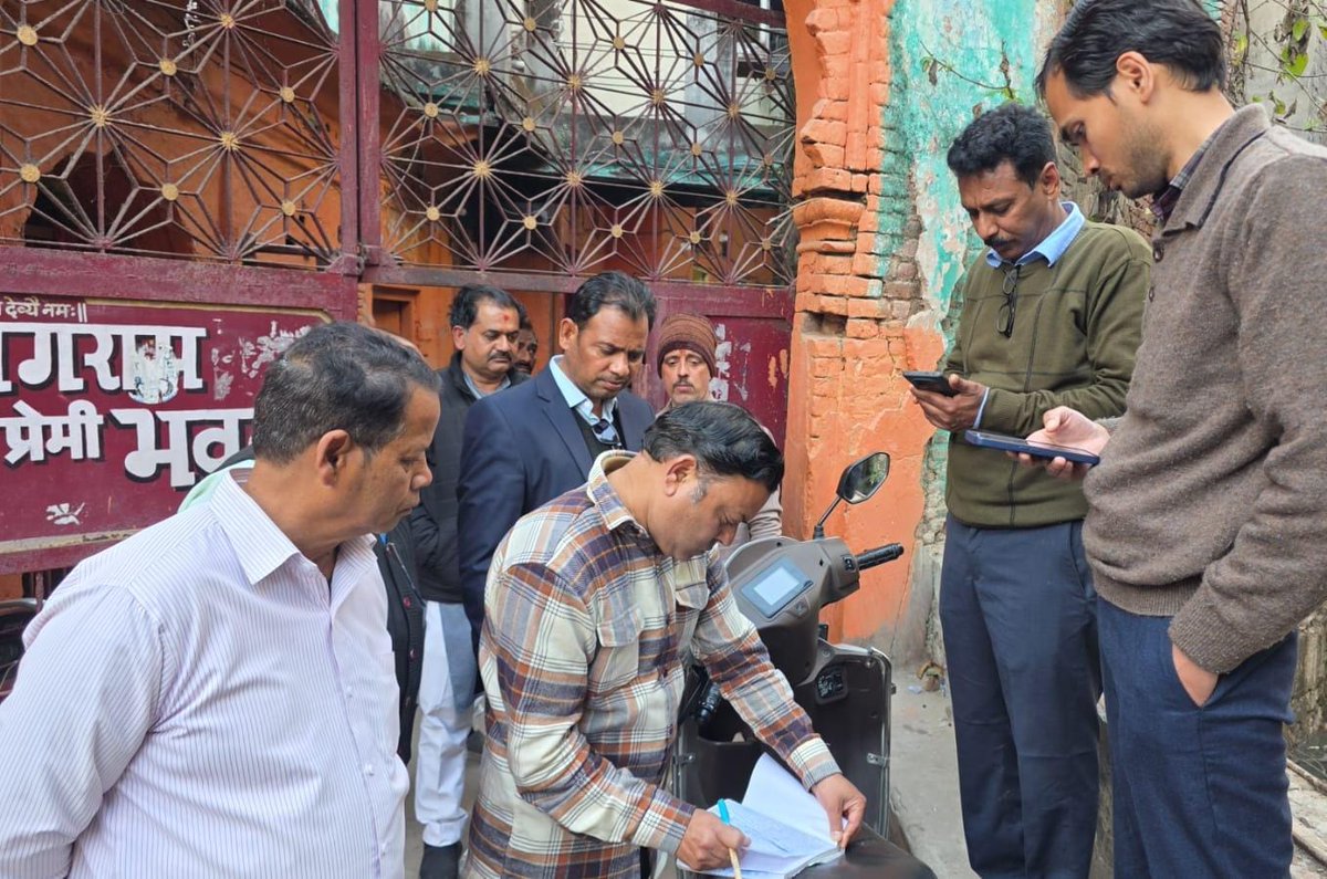 हरिद्वार में स्वच्छता अभियान जारी!
नगर निगम हरिद्वार की टीम ने नाई सोता बरसाती नाले में सीवर लाइन की शिकायत पर कार्रवाई की। सीवर लाइन क्षतिग्रस्त पाए जाने पर जल संस्थान को मरम्मत के लिए नोटिस जारी किया गया है।
इसके अलावा, एक स्थानीय लॉज में गंदगी पाए जाने पर ₹5000 का चालान।