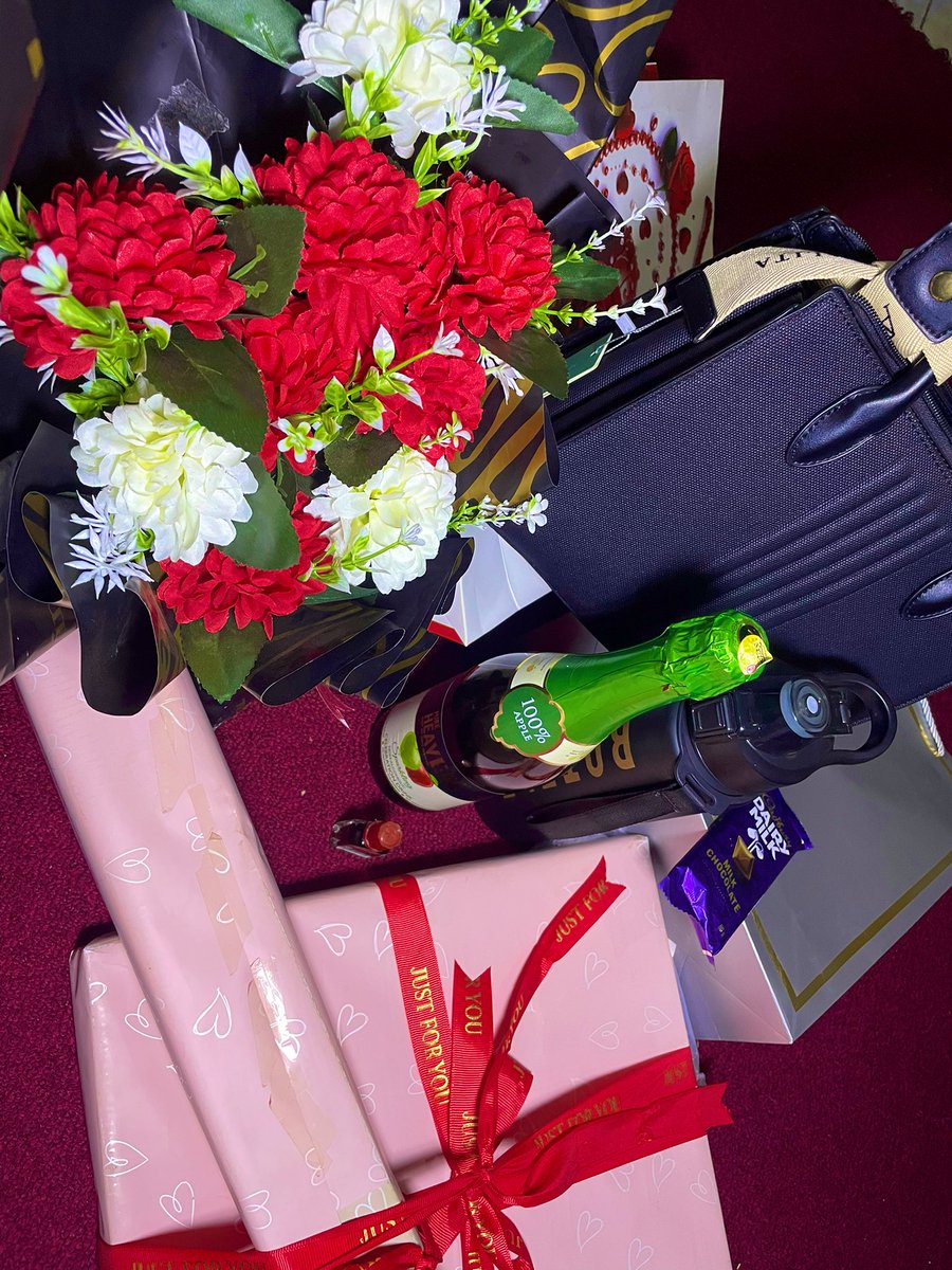 eunicetrustie's tweet photo. Has your partner sent you a Valentine’s gift or you can explain 🥱😂😂😂 https://t.co/EyukZHtSnC