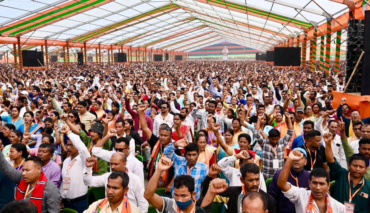 গুৱাহাটীৰ সমাৱেশলৈ বৃহৎ সংখ্যাত অহা আমাৰ কৰ্মীসকলৰ উৎসাহ আৰু উদ্যম দেখি মোৰ এই বিশ্বাস আৰু অধিক দৃঢ় হৈ পৰিছে যে অসমত একেৰাহে তৃতীয়বাৰৰ বাবে এন ডি এৰ মহাবিজয় নিশ্চিত।