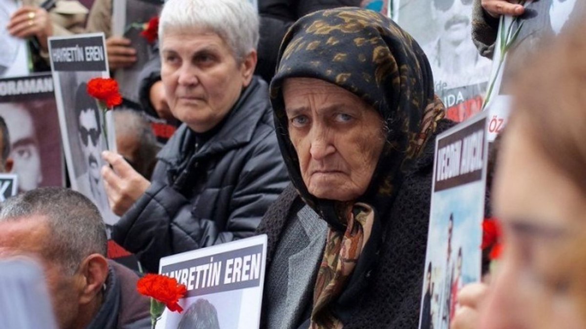 Al sana 14 Şubat 
Hepsi en sevgilisini arıyor
Bir #sevgililergünü kavuşmak 
En çok
#CumartesiAnneleri nin hakkı