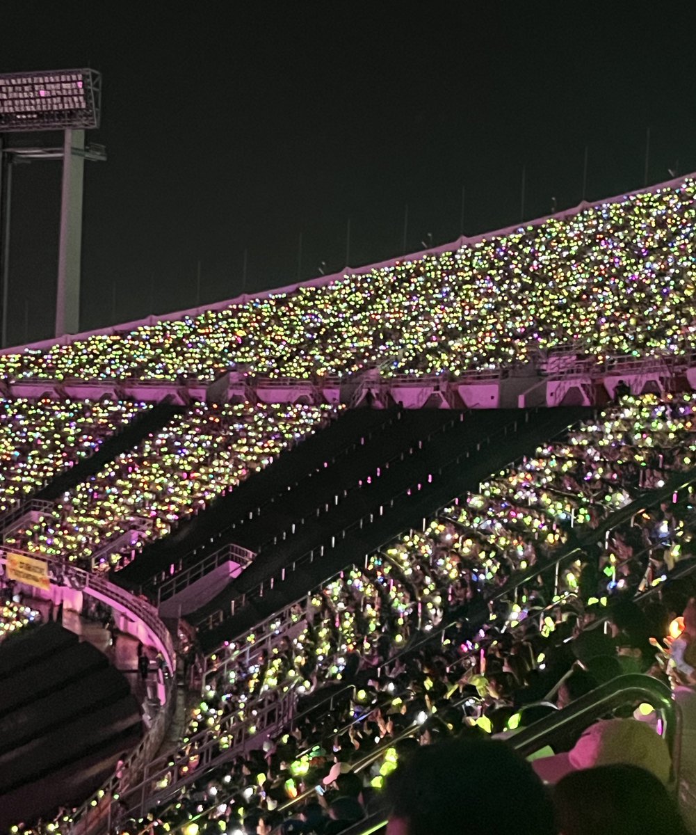 โทดนะ มองไปทางไหน ก้มีแต่บงเขียว อซทส มันไม่ทิ้งน้องจริงๆๆ เริ่ดดดก 
 #SMTOWNLIVE2025_26_BANGKOK