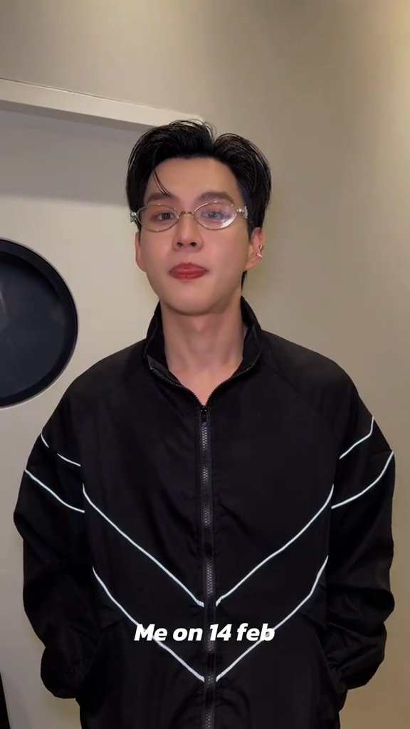 ◉ หนุ่มตี๋
◉ ใส่แว่น
◉ ร้องเพลงเพราะ
◉ ขับรถได้
◉ ยิ้มหวาน
◉ พูดเพราะ
◉ ใจเย็น
◉ รักจริง
◉ ตามใจ
◉แฟนต้นหลิว**