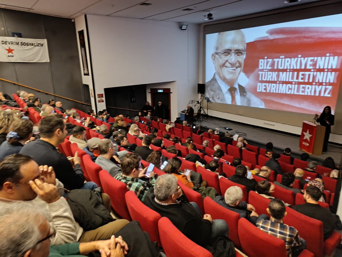 scpresmi's tweet photo. Genel Başkanımız Gürkan Koç’un, Kurucu Genel Başkanımız Mehmet Bedri Gültekin için yaptığı konuşmadan:

“Mehmet Bedri aramızdan ayrıldı ama onun inşa ettiği kale hâlâ ayaktadır.
O kale; yoldaşlarının yüreğinde, yazdığı satırlarda, savunduğu ilkelerde yaşamaktadır.
Ama bu kale yalnızca geçmişin bir hatırası olarak kalamaz.

Bu kale, bugünün mücadelesinde yeniden örülmek, yükseltilmek ve güçlendirilmek zorundadır.
Onun yoluna selam vermek yetmez; o yolu sürmek gerekir.

Onun mirası anmak değil, yaşatmaktır.
Onun mücadelesi tekrar etmek değil; bugünün koşullarında yeniden yorumlamak, yeniden inşa etmektir.

Biz, Mehmet Bedri’nin açtığı yolda yürümeye;
onun içimizde ördüğü kaleyi kendi yüreğimizde yeniden kurmaya,
onun gibi geleceğin insanı olmaya var mıyız?

İşte asıl soru budur.

Bu soruya vereceğimiz cevap, onu gerçekten anıp anlamadığımızı ve onun yolunda olup olmadığımızı gösterecektir.

Yolumuz uzun, mücadelemiz zorlu.

Ama yalnız değiliz:
Pir Sultan Abdal bizimle,
Şeyh Bedrettin bizimle,
Mustafa Kemal bizimle,
Marx bizimle, Lenin bizimle, Mao bizimle,
68 kuşağı bizimle,
Bora Gözen bizimle,
Mehmet Çetin bizimle,
Halil Alkan bizimle,
Hasan Yalçın bizimle.”
