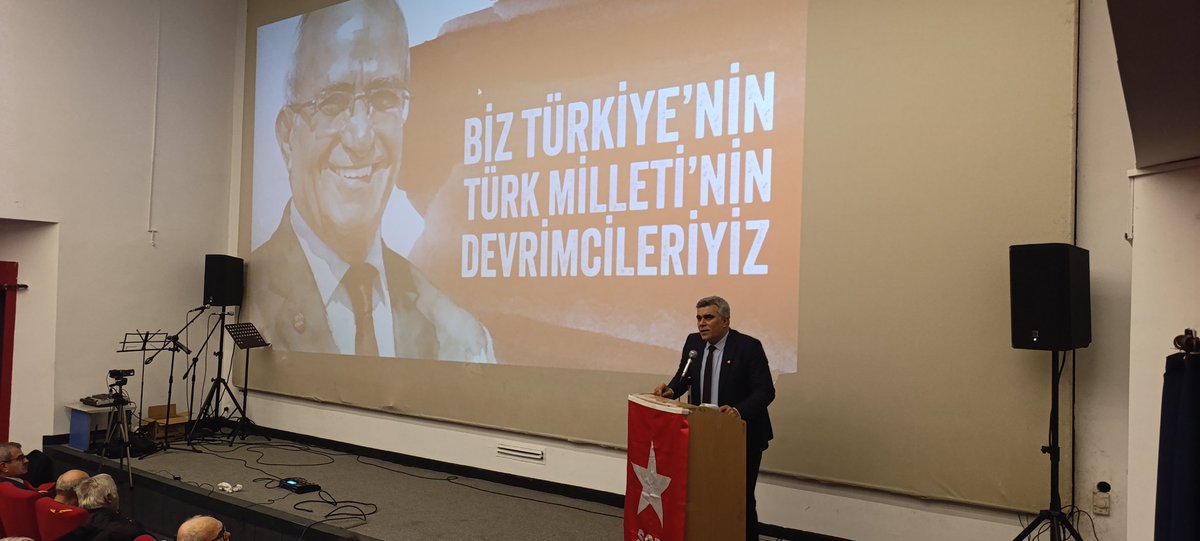 scpresmi's tweet photo. Genel Başkanımız Gürkan Koç’un, Kurucu Genel Başkanımız Mehmet Bedri Gültekin için yaptığı konuşmadan:

“Mehmet Bedri aramızdan ayrıldı ama onun inşa ettiği kale hâlâ ayaktadır.
O kale; yoldaşlarının yüreğinde, yazdığı satırlarda, savunduğu ilkelerde yaşamaktadır.
Ama bu kale yalnızca geçmişin bir hatırası olarak kalamaz.

Bu kale, bugünün mücadelesinde yeniden örülmek, yükseltilmek ve güçlendirilmek zorundadır.
Onun yoluna selam vermek yetmez; o yolu sürmek gerekir.

Onun mirası anmak değil, yaşatmaktır.
Onun mücadelesi tekrar etmek değil; bugünün koşullarında yeniden yorumlamak, yeniden inşa etmektir.

Biz, Mehmet Bedri’nin açtığı yolda yürümeye;
onun içimizde ördüğü kaleyi kendi yüreğimizde yeniden kurmaya,
onun gibi geleceğin insanı olmaya var mıyız?

İşte asıl soru budur.

Bu soruya vereceğimiz cevap, onu gerçekten anıp anlamadığımızı ve onun yolunda olup olmadığımızı gösterecektir.

Yolumuz uzun, mücadelemiz zorlu.

Ama yalnız değiliz:
Pir Sultan Abdal bizimle,
Şeyh Bedrettin bizimle,
Mustafa Kemal bizimle,
Marx bizimle, Lenin bizimle, Mao bizimle,
68 kuşağı bizimle,
Bora Gözen bizimle,
Mehmet Çetin bizimle,
Halil Alkan bizimle,
Hasan Yalçın bizimle.”