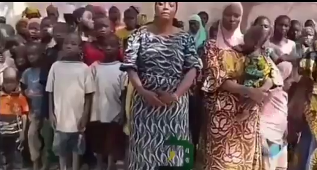 ParallelFacts's tweet photo. VIDEO: Boko Haram Terrorists Parade Over 100 Kidnapped Victims in Kwara, Accuse Tinubu’s Govt of Downplaying Figures https://t.co/83M6tNHB6M https://t.co/PY0X0arLVI