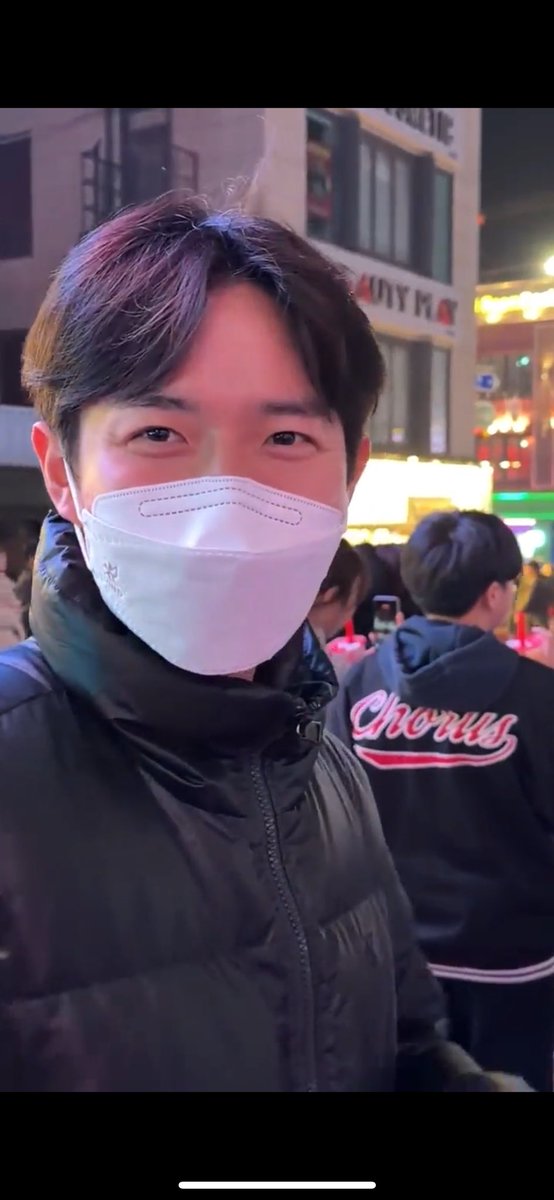 와중에 김재환 윈드마스크 쓰고 있는 거 너무 사랑스러워서 미치겠움 ….🥹🥹🫰🏻🫰🏻