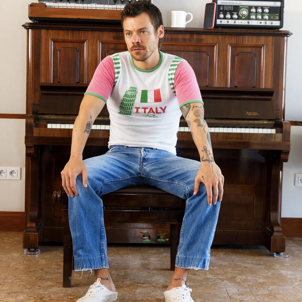 “This shoot happened at a time when I was really struggling with trying to be as private as possible. I felt like that was becoming increasingly difficult. I'm so glad that we did it.” harryyyy 😩😩