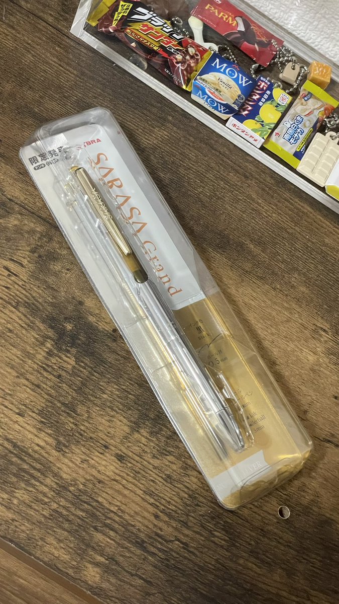 ドンキ限定のサラサグランドロイヤルシルバー。見たところ本体は旧型。
昔限定で出てたロイヤルシルバーの方がかっこいいけどこれはこれで悪くない