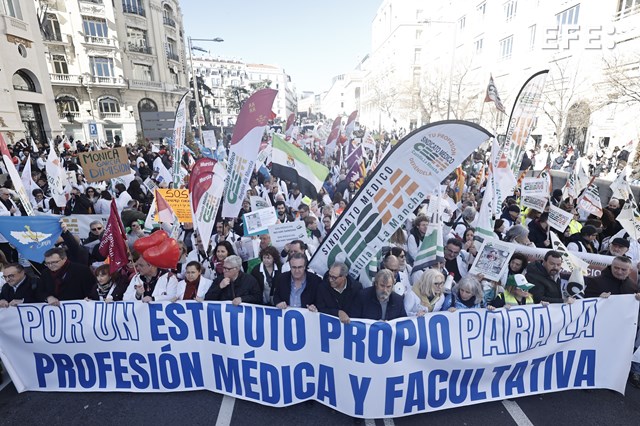 Miles de médicos se manifiestan en Madrid para reclamar un estatuto propio para la profesión médica y para avisar de que comenzarán nuevas huelgas a partir del próximo lunes.

efe.com/espana/2026-02…