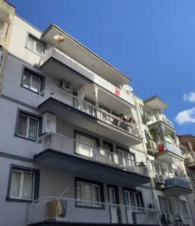 aykiri's tweet photo. 72 yaşındaki kadın, kocası tarafından öldürüldü!

- Manisa'nın Yunusemre ilçesinde Ercan Özer (83), evli olduğu Emine Özer'i (72) yatağında uyurken kesici aletle yaralayarak katletti. 

- Olay sonrası torununu arayıp "Babaannenizi öldürdüm" dediği belirtilen fail, polis tarafından gözaltına alındı.

- Olay, saat 11.00 sıralarında Topçuasım Mahallesi’ndeki 5 katlı bir apartmanın son katında meydana geldi. Aralarında bir süredir geçimsizlik bulunan 2 çocuk babası Ercan Özer, eşi Emine Özer'in evde yatağında uyurken katletti. 

- Emine Özer kanlar içinde kalırken, Ercan Özer'in olayın ardından torununu arayıp, 'Babaannenizi öldürdüm' dediği belirtildi.

- İhbar üzerine adrese sağlık ve polis ekipleri sevk edildi. Sağlık ekiplerinin yaptığı kontrolde Emine Özer’in hayatını kaybettiği belirlendi.
Polis ekipleri evde inceleme yaparken, şüpheli Ercan Özer gözaltına alındı. 

- Cumhuriyet savcısının olay yerindeki incelemesinin ardından Emine Özer’in cesedi morga kaldırıldı.