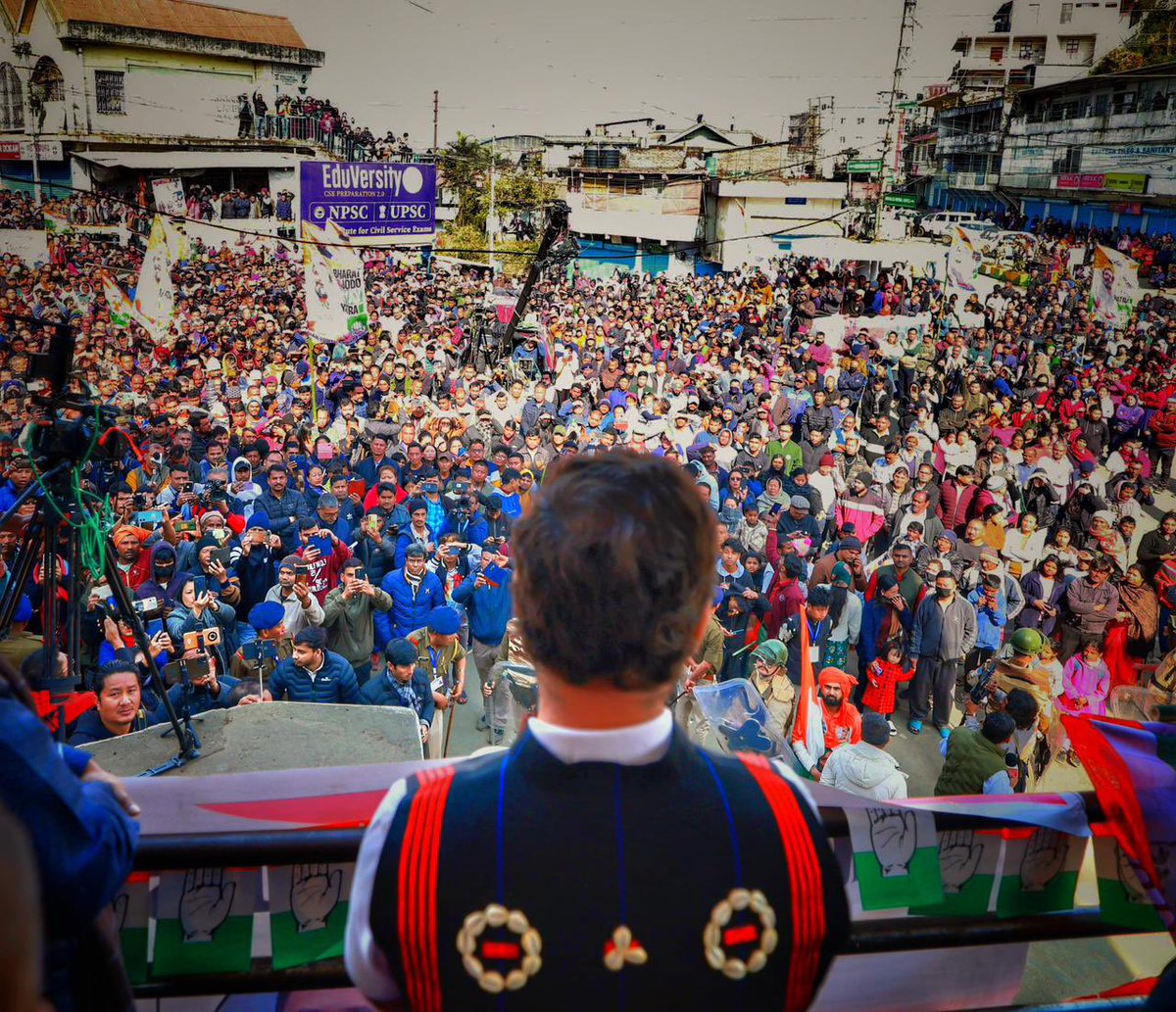 भाजपा ने अपने नेताओं की पूरी फौज राहुल गांधी को कमजोर दिखाने और साबित करने के लिए उतार दी है।

पीयूष गोयल , रवि शंकर प्रसाद से लेकर शिवराज सिंह चौहान आदि नेता लगातार राहुल गांधी को घेरने की कोशिश कर रहे हैं। 

बीजेपी की पूरी आईटी सेल इस समय राहुल गांधी के खिलाफ लगा दी गई है ताकि