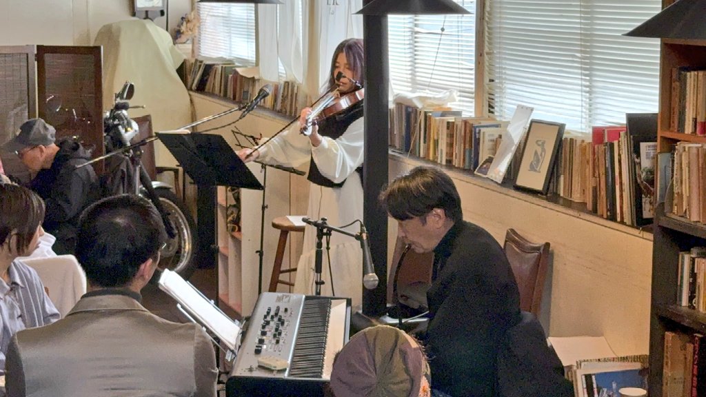 『音楽と食vol.2』沢山の方に来て頂けてとても感謝です！

バイオリンとピアニカのバッハ。
久しぶりの新曲。
なんだかこれからの構想も浮かんでくるようなライブでした

ランチタイムライブ、好きです！